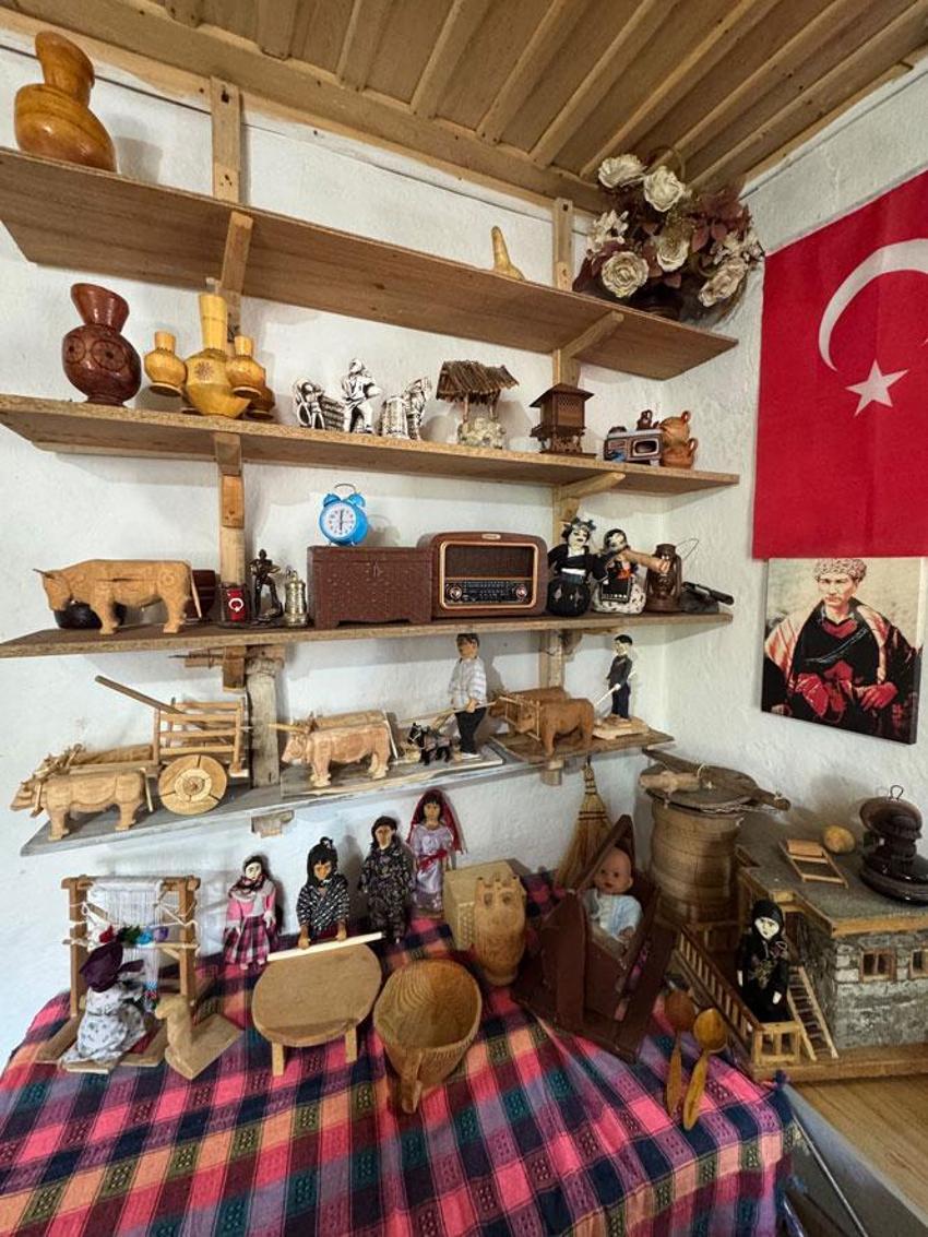 Makinelerin unutturduğu aletleri ahşapta yaşatıyor