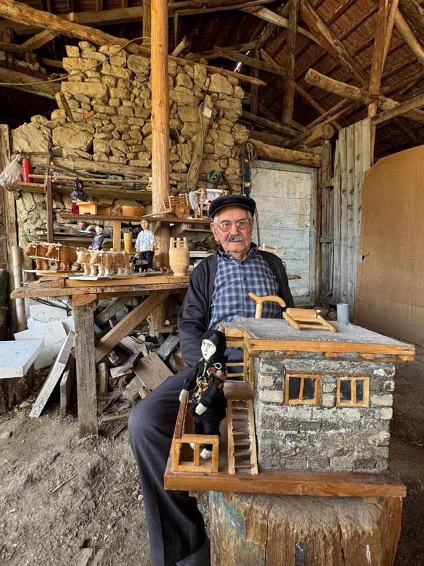 Makinelerin unutturduğu aletleri ahşapta yaşatıyor