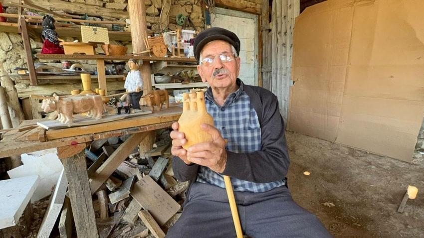 Makinelerin unutturduğu aletleri ahşapta yaşatıyor