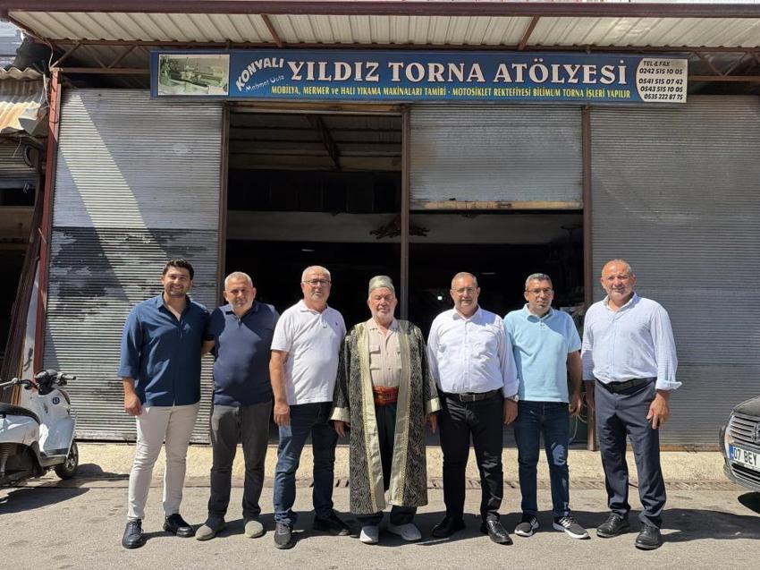 79 yaşında hala tezgah başında! 51 yıllık Mehmet usta Antalya’da yılın Ahisi seçildi
