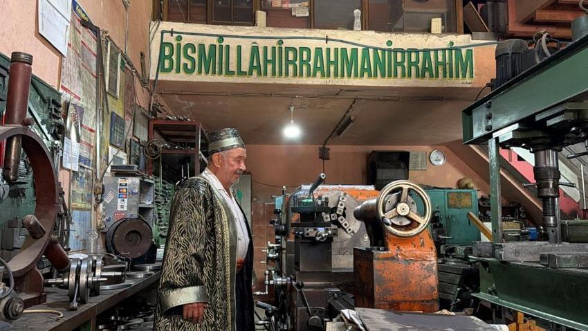 79 yaşında hala tezgah başında! 51 yıllık Mehmet usta Antalya’da yılın Ahisi seçildi