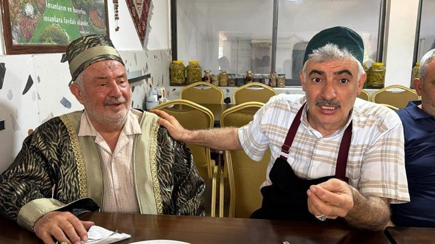79 yaşında hala tezgah başında! 51 yıllık Mehmet usta Antalya’da yılın Ahisi seçildi