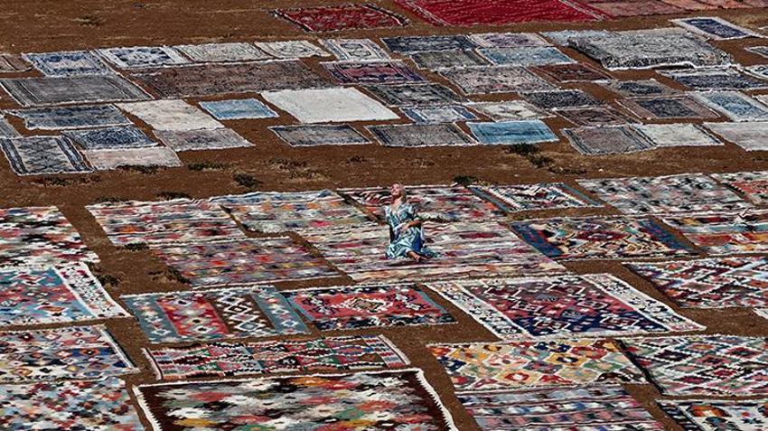 Dünyaca ünlü Döşemealtı halı tarlalarında görsel şölen: Temmuz başından ekim ortasına kadar güneşte bekletilen halılar doğal stüdyo oluyor