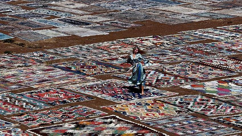 Dünyaca ünlü Döşemealtı halı tarlalarında görsel şölen: Temmuz başından ekim ortasına kadar güneşte bekletilen halılar doğal stüdyo oluyor