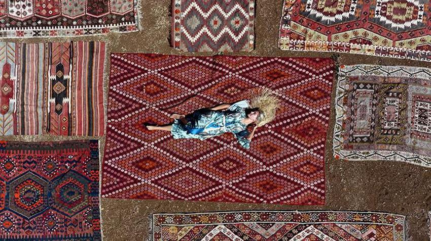Dünyaca ünlü Döşemealtı halı tarlalarında görsel şölen: Temmuz başından ekim ortasına kadar güneşte bekletilen halılar doğal stüdyo oluyor