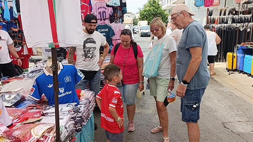Manavgat’ta iğne atsan yere düşmedi: Yağmur bastırdı, turist pazara akın etti!