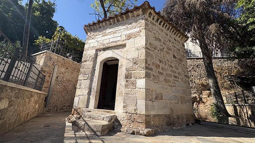 Osmanlı Padişahının eşinin mezarı Antalya'da ziyaretçi akınına uğruyor!