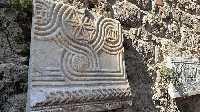 Osmanlı Padişahının eşinin mezarı Antalya'da ziyaretçi akınına uğruyor!