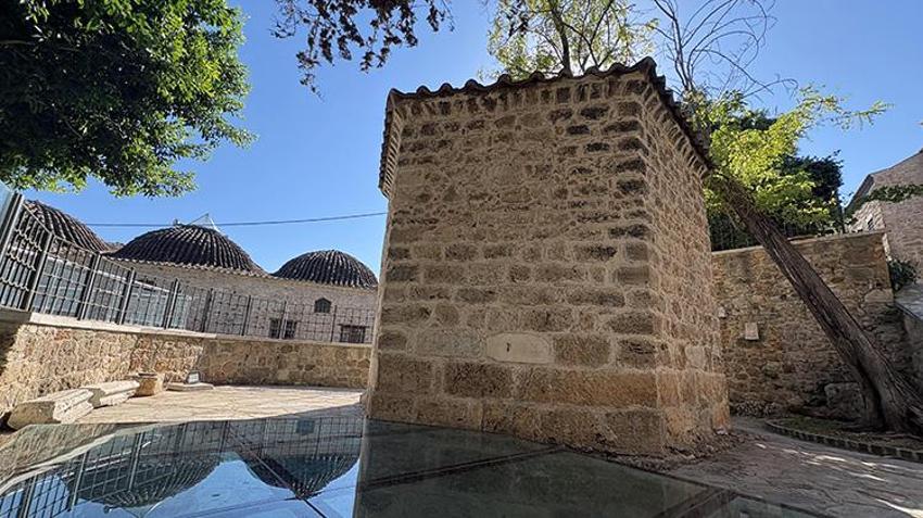 Osmanlı Padişahının eşinin mezarı Antalya'da ziyaretçi akınına uğruyor!