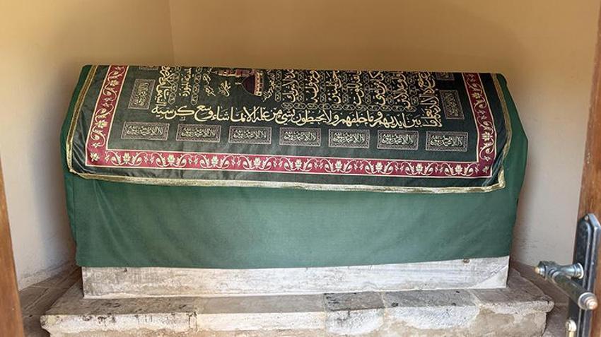 Osmanlı Padişahının eşinin mezarı Antalya'da ziyaretçi akınına uğruyor!