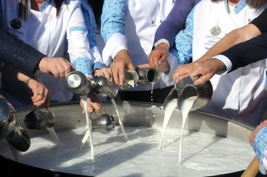 Topraktan Sofraya 3’üncü Edirne Gastronomi Festivali kortej yürüyüşü ve peynir tadımıyla başladı