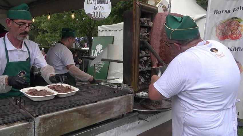 Gastronomi Festivali'nde üç metrelik tabakta Bursa kebabı ikramı