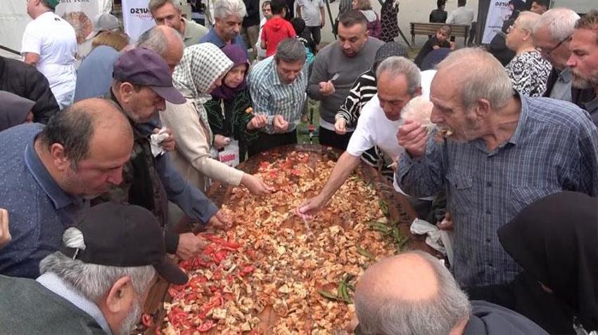 Gastronomi Festivali'nde üç metrelik tabakta Bursa kebabı ikramı