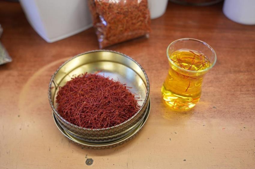 Kilosu 900 bin lira! 150 bin çiçekten gram gram toplanıyor: Gerçeğini anlamak için suya atmak yetiyor