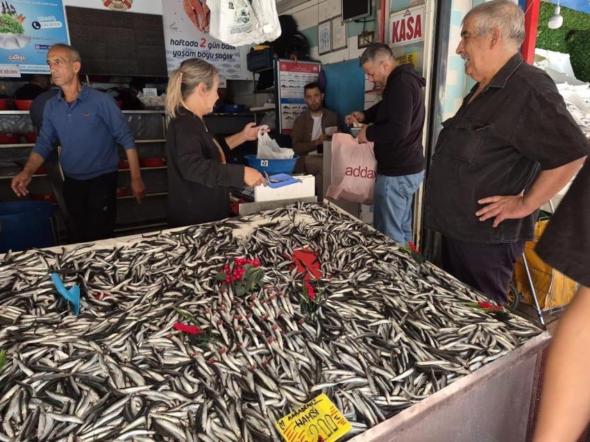 Eskişehir’de balık tezgahları doldu taştı! Bu sezon hamsiyi solladı