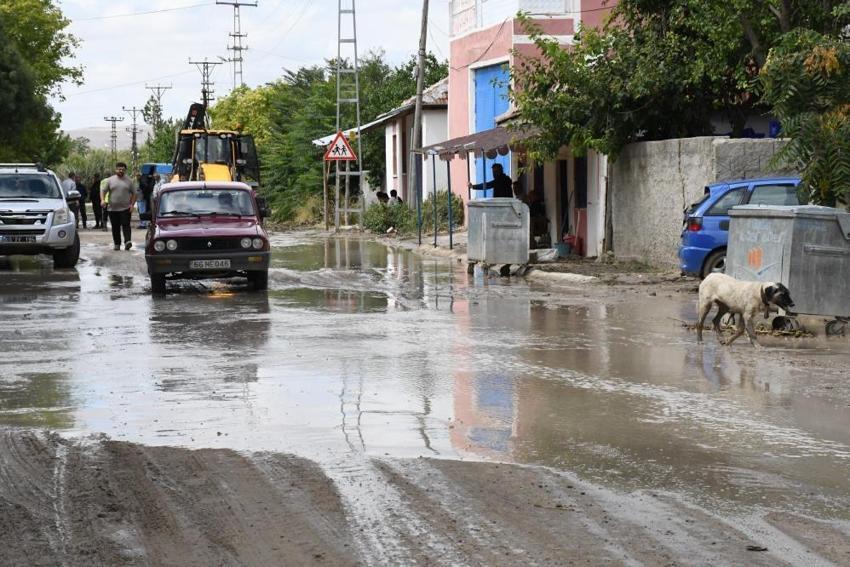 Yozgat'ta 2 saatlik sağanak yağış sonrası hayat durdu! Tarım arazileri, bahçeler ve evler zarar sular altında kaldı