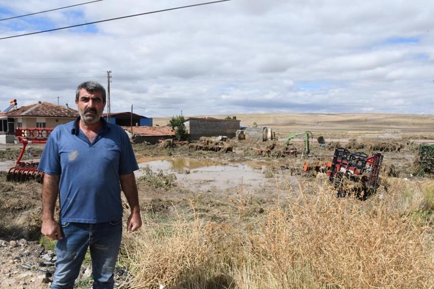 Yozgat'ta 2 saatlik sağanak yağış sonrası hayat durdu! Tarım arazileri, bahçeler ve evler zarar sular altında kaldı