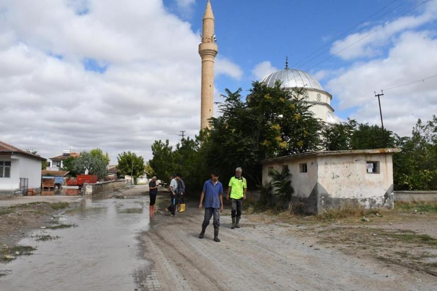 Yozgat'ta 2 saatlik sağanak yağış sonrası hayat durdu! Tarım arazileri, bahçeler ve evler zarar sular altında kaldı