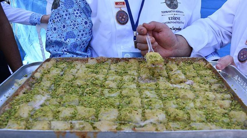 Edirne Gastronomi Festivali'nde ilginç deney: Beyaz peynirli baklava ziyaretçilerin beğenisine sunuldu!
