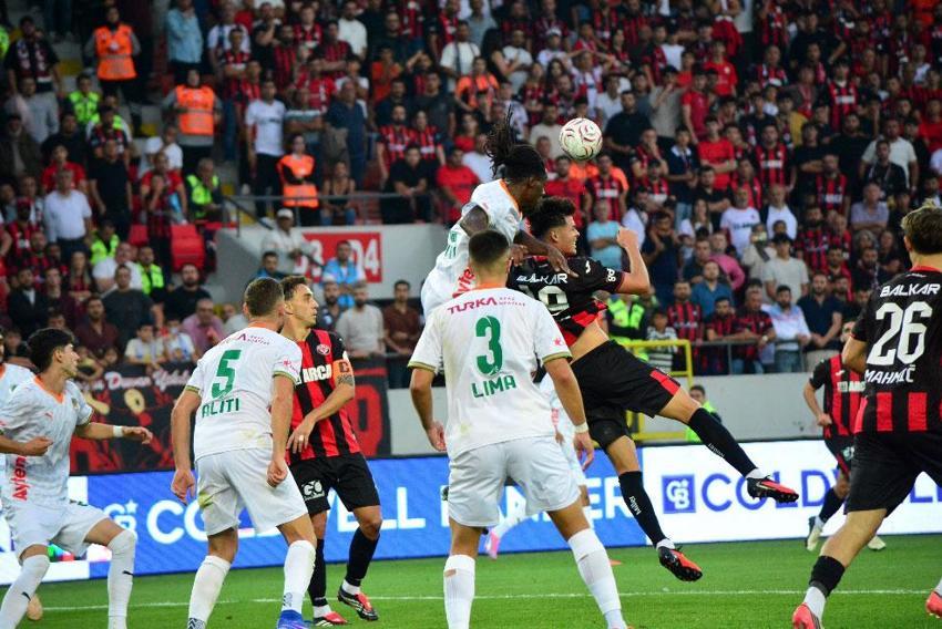 Çorum FK - Corendon Alanyaspor maçında 3 puan 2 golle geldi