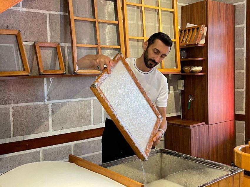 Tarımsal atıkları geleneksel yöntemlerle el yapımı kağıda dönüştürüyor