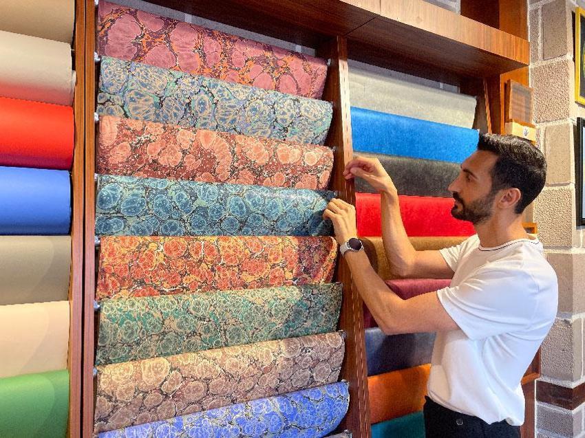 Tarımsal atıkları geleneksel yöntemlerle el yapımı kağıda dönüştürüyor