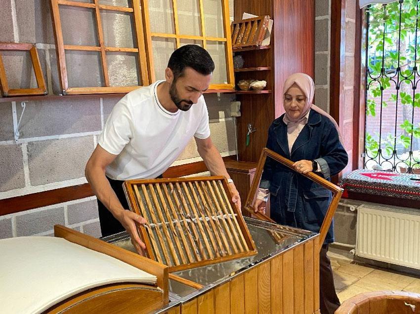 Tarımsal atıkları geleneksel yöntemlerle el yapımı kağıda dönüştürüyor