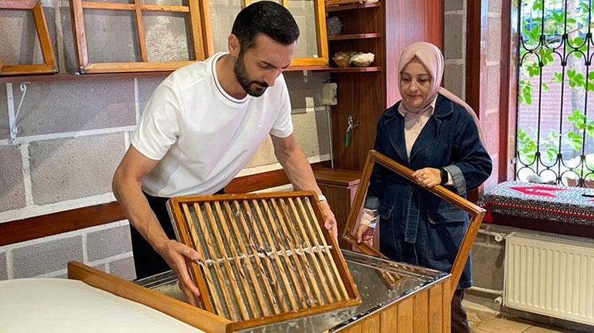 Tarımsal atıkları geleneksel yöntemlerle el yapımı kağıda dönüştürüyor