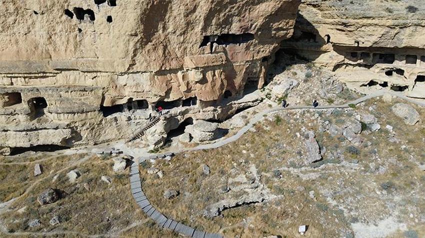 Yeryüzünün altında 5 katlı tarih! Karaman'daki Manazan Mağaraları büyülüyor