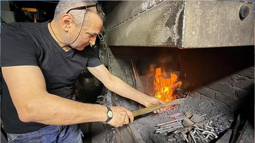 Bir zamanlar 70 dükkân vardı, şimdi sadece o kaldı! Ailesinin 100 yıllık mesleğini tek başına yaşatıyor