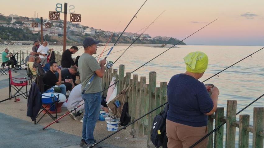Tekirdağ'da iskelede yaşanıyor: Oltasını kapan geldi