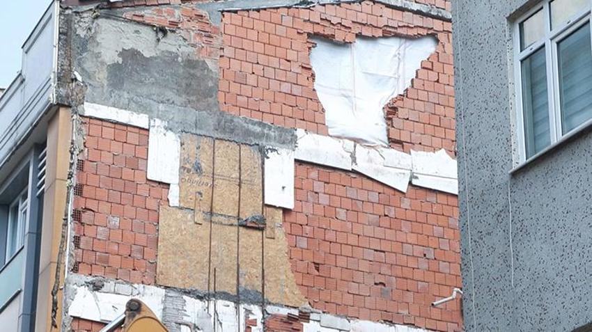 Zeytinburnu'nda kentsel dönüşüm sırasında korku dolu anlar: 5 dakika farkla kurtuldu