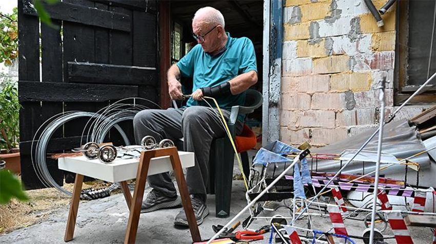 Kahvehaneyi değil atölyeyi seçti! Geri dönüşüm malzemelerinden yapıyor