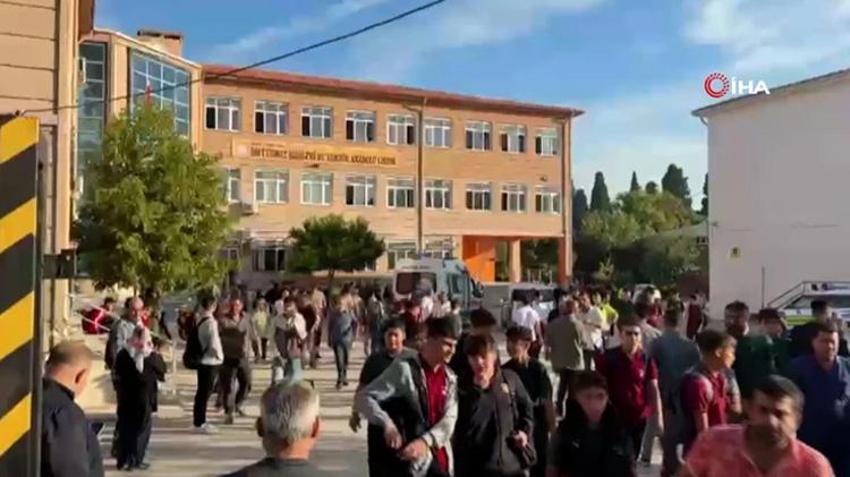 SON DAKİKA: MANİSA'DA OKUL ÖNÜNDE SİLAHLI SALDIRI | Yaralı öğrenciler var, saldırgan kaçtı