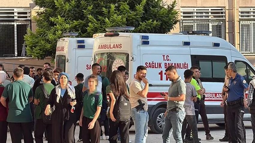 SON DAKİKA: MANİSA'DA OKUL ÖNÜNDE SİLAHLI SALDIRI | Yaralı öğrenciler var, saldırgan kaçtı