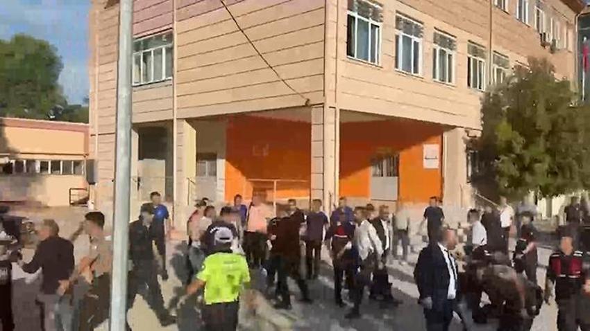 SON DAKİKA: MANİSA'DA OKUL ÖNÜNDE SİLAHLI SALDIRI | Yaralı öğrenciler var, saldırgan kaçtı