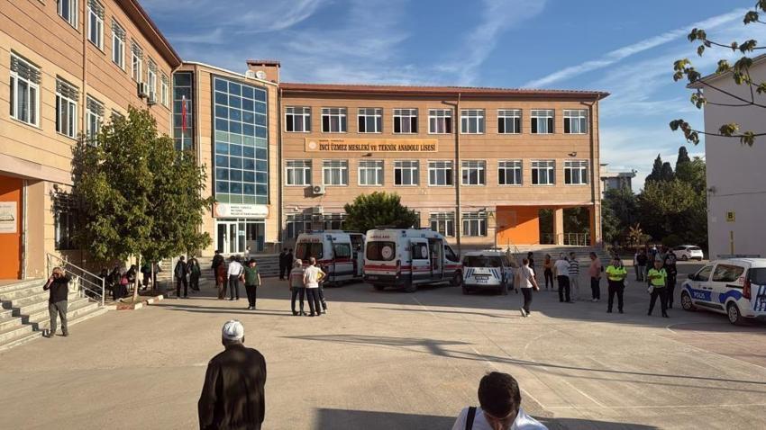 SON DAKİKA: MANİSA'DA OKUL ÖNÜNDE SİLAHLI SALDIRI | Yaralı öğrenciler var, saldırgan kaçtı