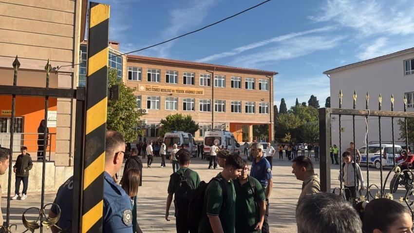 SON DAKİKA: MANİSA'DA OKUL ÖNÜNDE SİLAHLI SALDIRI | Yaralı öğrenciler var, saldırgan kaçtı