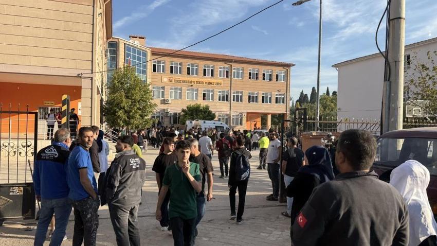 SON DAKİKA: MANİSA'DA OKUL ÖNÜNDE SİLAHLI SALDIRI | Yaralı öğrenciler var, saldırgan kaçtı