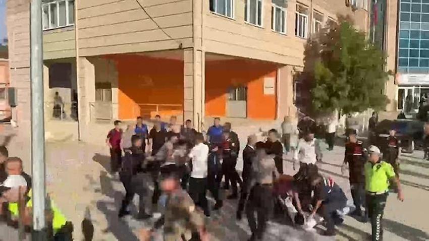 SON DAKİKA: MANİSA'DA OKUL ÖNÜNDE SİLAHLI SALDIRI | Yaralı öğrenciler var, saldırgan kaçtı