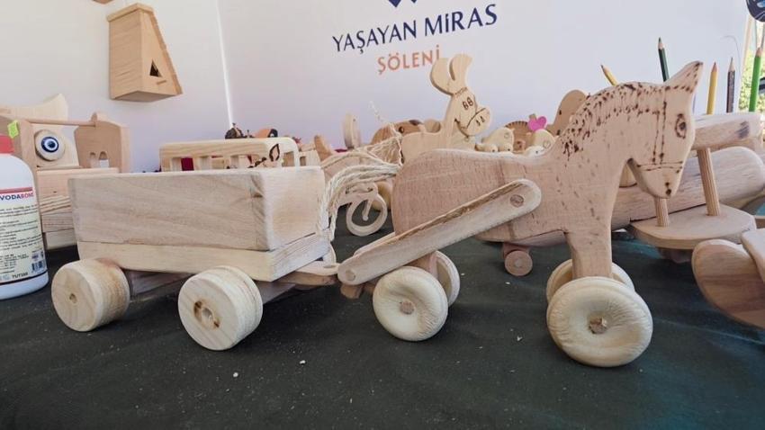 Ellerinde şekilleniyor, nesilden nesile aktarılıyor! Kütahya’da görenler hayran kalıyor