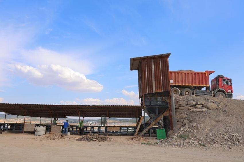 Deprem sonrası dev ekonomik hamle! Kahramanmaraş'ta 200 bin metreküp paraya dönüştü