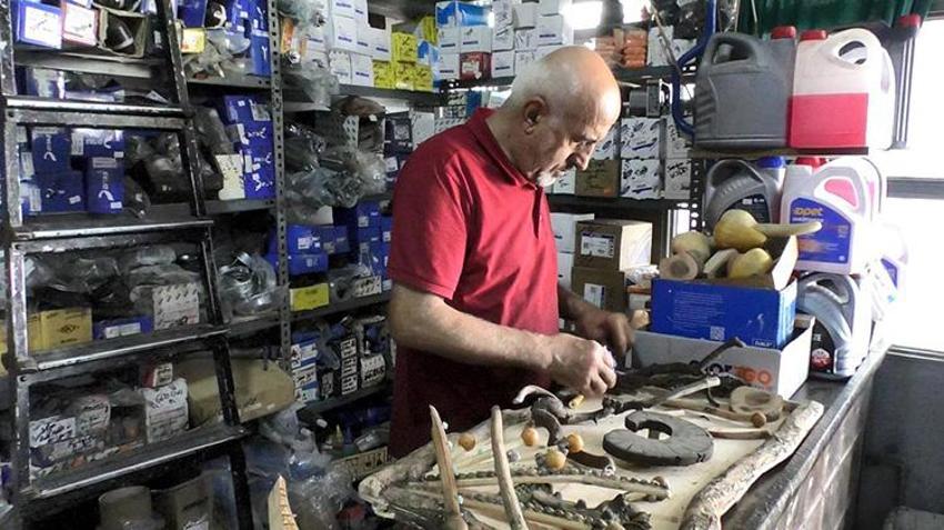 Van Erciş'te 35 yıldır çevreden topladığı atıkları sanata dönüştürüyor: Yaprak ve metal parçalarla 500'den fazla tablo yaptı!