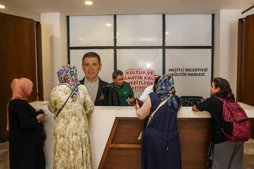 Mersin'de başvuran öğrencilere kırtasiye desteği veriliyor