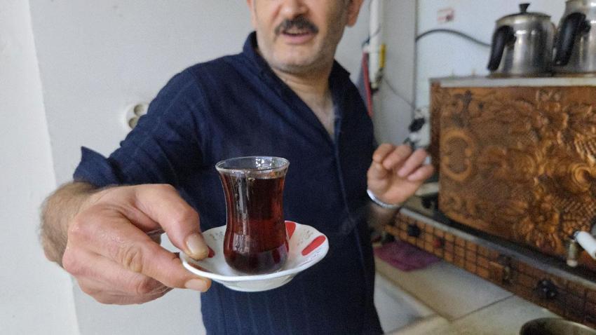 Lezzetli çayın sırrı ortaya çıktı: 45 dakika bekletiyorlar, bayatlamıyor