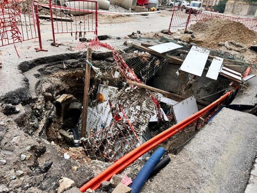 Ankara'da hasar gündüz ortaya çıktı: 15 araç çukur düştü
