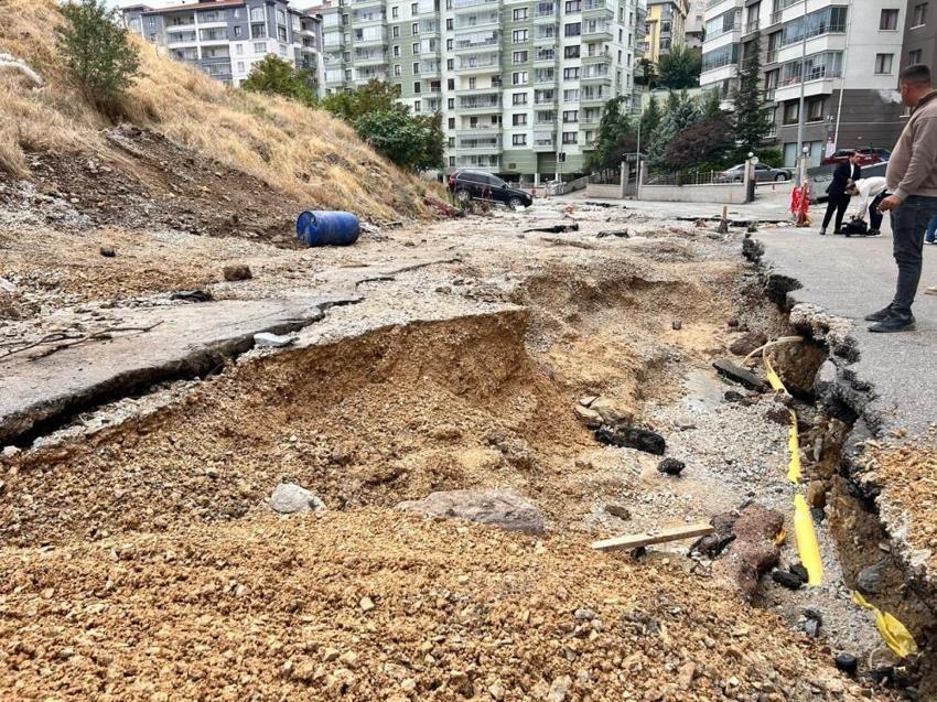 Ankara'da hasar gündüz ortaya çıktı: 15 araç çukur düştü