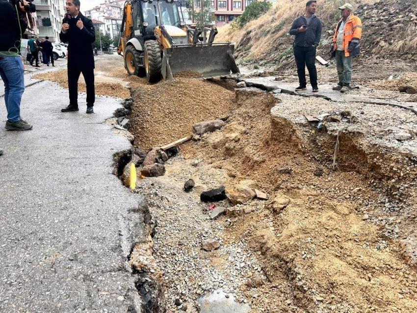 Ankara'da hasar gündüz ortaya çıktı: 15 araç çukur düştü