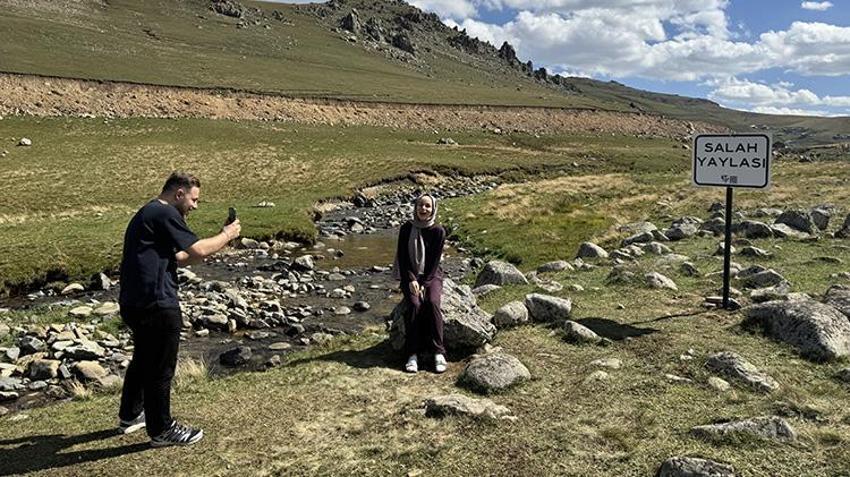 Muhammed Salah oturdu, turistler akın etti! Trabzon’da bu taş şimdi fenomen: Yanına bank yerleştirildi