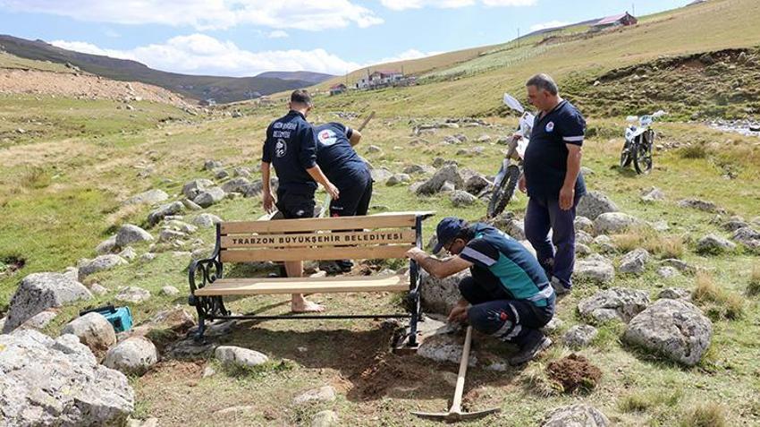 Muhammed Salah oturdu, turistler akın etti! Trabzon’da bu taş şimdi fenomen: Yanına bank yerleştirildi